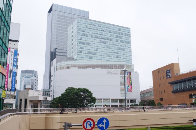 北側には仙台パルコとアエルの高層ビル。
