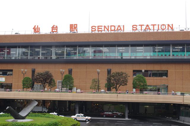 仙台駅の文字の所はちょうど新幹線の連結部分。