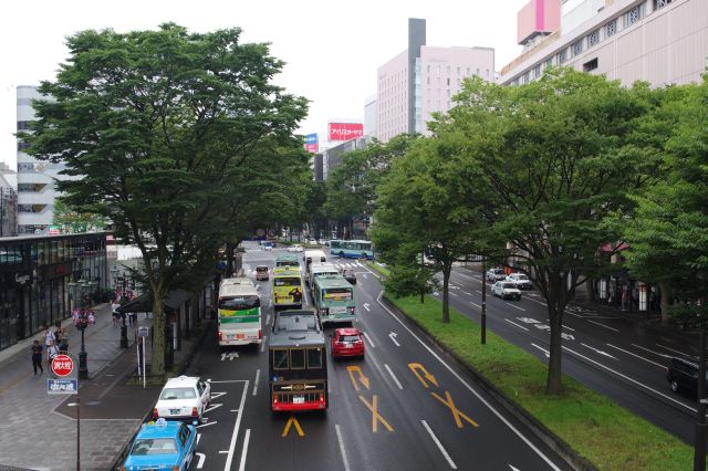 車通りの多い青葉通は仙台のメインストリート。