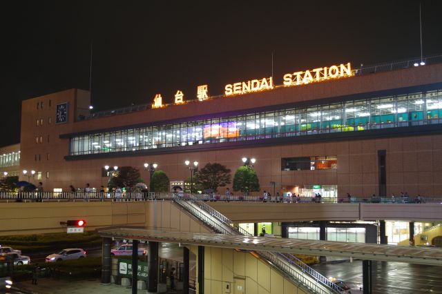 夜の仙台駅。