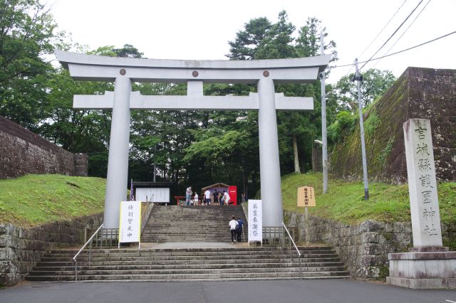 城跡の入口の詰ノ門跡には本丸にある宮城縣護國神社の鳥居があります。