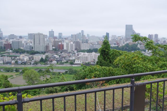 仙台城跡からの東北東側の眺望、仙台駅方面。