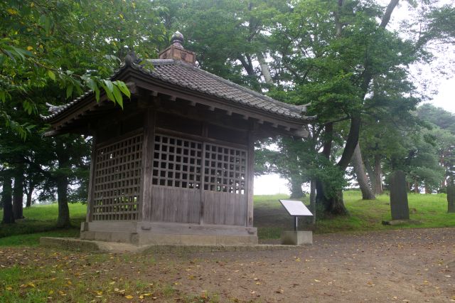覆屋の中には多賀城碑。日本三古碑の1つ。