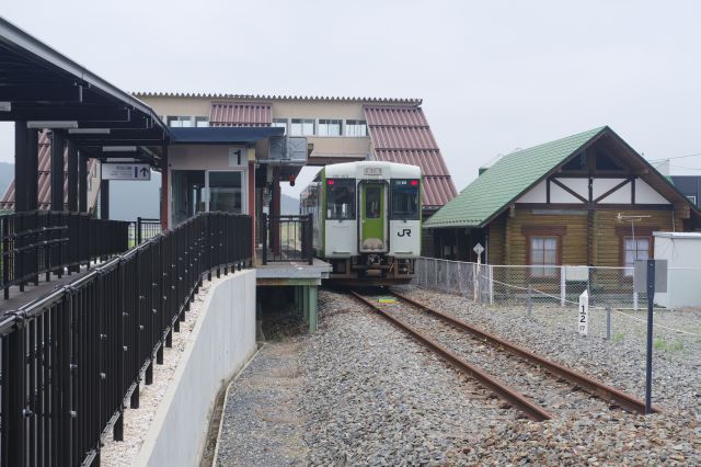 乗り換え通路からみた列車。右の駅舎にはトイレがあります。