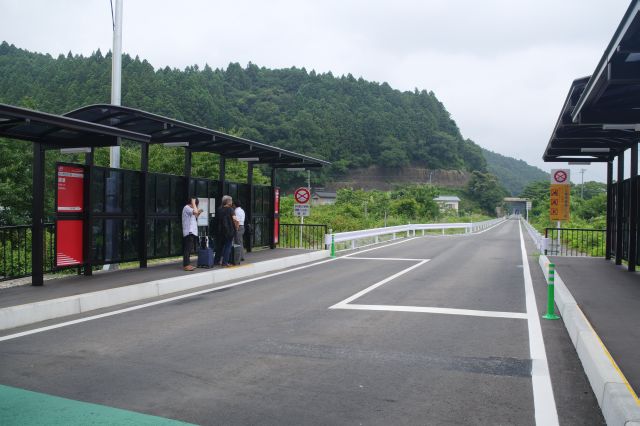 方向別のBRTホーム。左が志津川方面、右が前谷地方面（列車と並行した直通あり）。