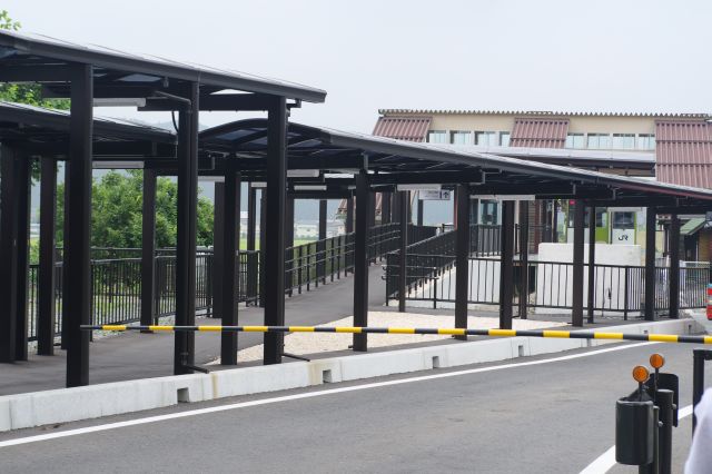 BRTホームからの列車ホーム。BRT軌道へは一般車進入防止のためかバーで仕切られています。