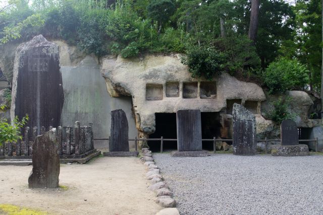 寺の外にも洞窟や石碑群があります。
