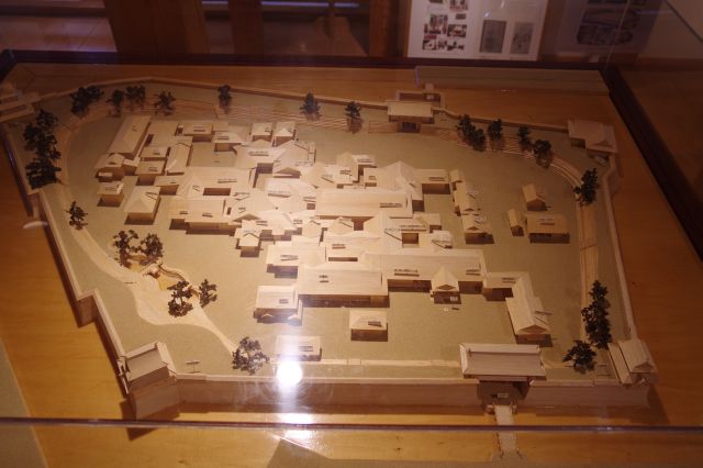 かつての城域の模型。右下が本丸表門。現在は上半分以上は自衛隊の敷地。