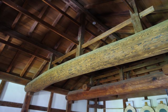 2階へ、古そうな天井の木枠。