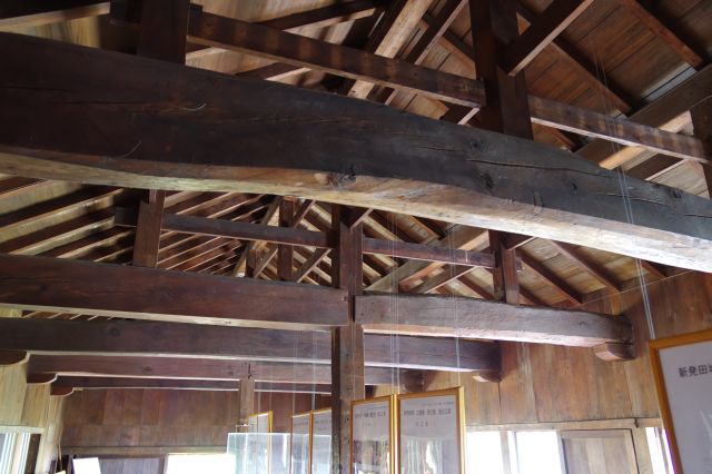 古そうな天井の木の枠組み。