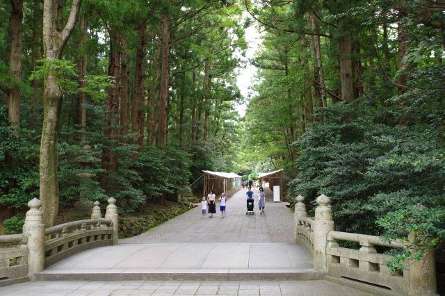 石橋を渡り境内は高木で自然豊か、涼しく山の空気、静かでセミが鳴きます。