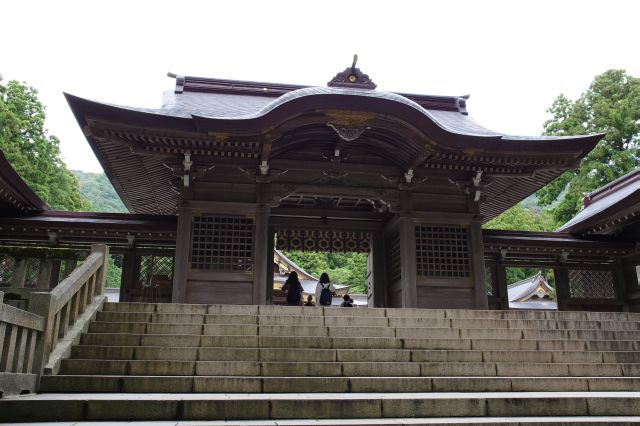 随神門は昭和15年（1940年）に紀元二千六百年を奉祝して建立。