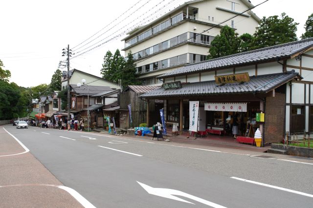 神社沿いの駐車場の先にはお店が連なります。