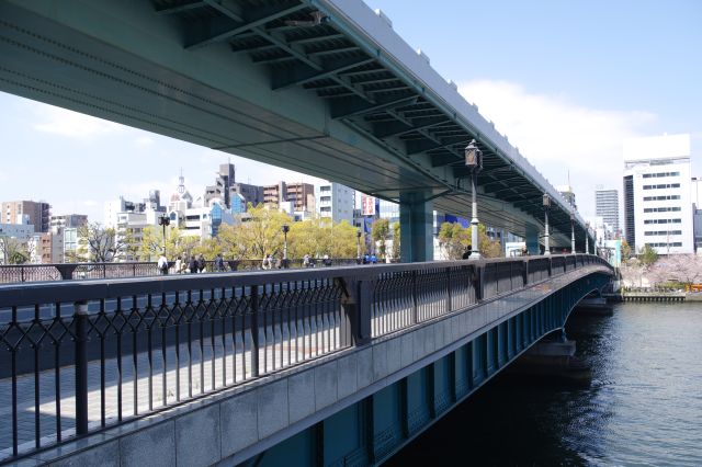 天満橋駅から大川に架かる天満橋へ。