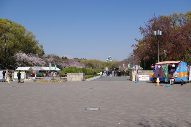 JR森ノ宮駅から車通りの多い通りを渡り大阪城公園の玉造口へ。