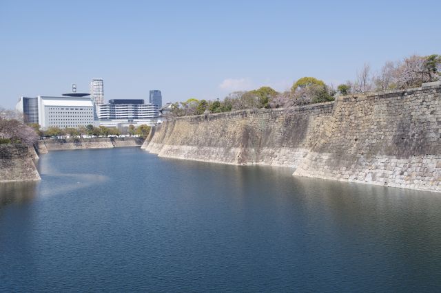 大阪城の大きさを実感する巨大な堀。