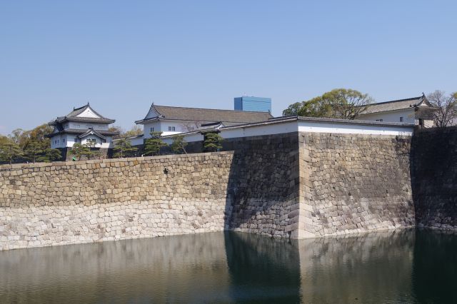 大阪城の南西、大きな堀と石垣に立つ大手門へ。