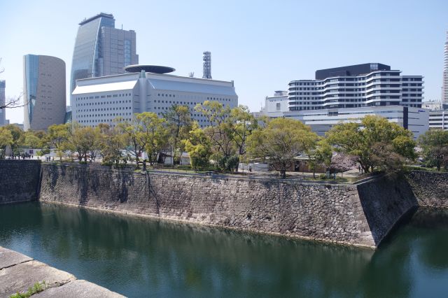 石垣の上へ、大阪府警察本部などの大きな建物。