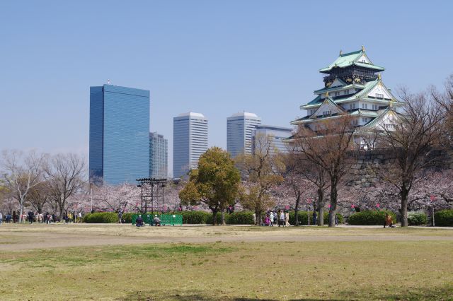 大阪城とビル群。