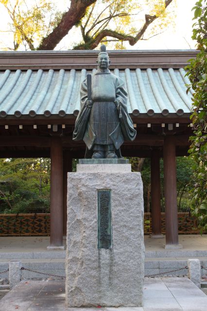 矢田部盛治の像、地震で倒壊した社殿を復興した人物。