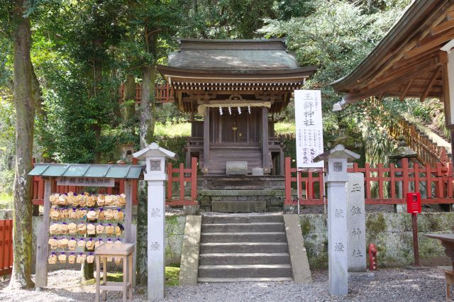 山側には玉鉾神社。