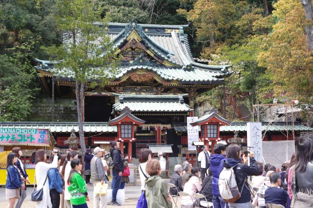 回廊左側、イベントでにぎわう広場の先に重要文化財の八千戈神社。