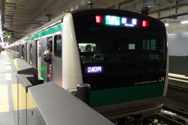 西谷方面から埼京線の車両で羽沢横浜国大駅に到着。