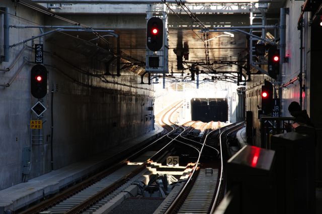 下りホームより上り方面、外側の分岐はJR直通、直進のトンネルは建設中の新横浜、東急線方面。
