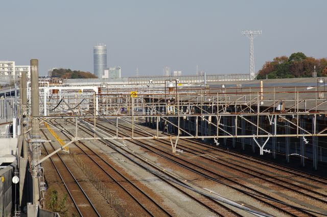 新横浜方面で相鉄・JR直通線は貨物線に合流します。