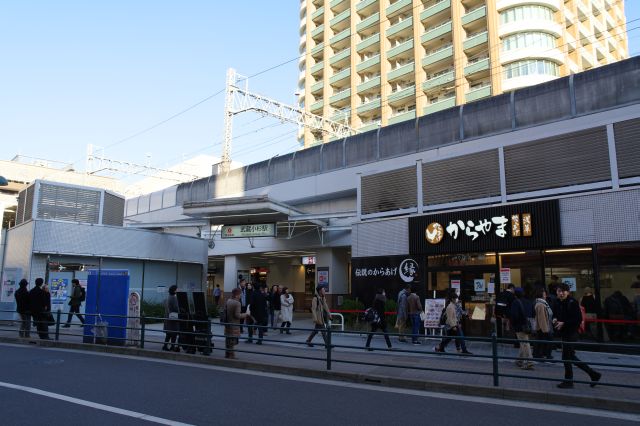 横須賀線とは離れた東急線の武蔵小杉駅、南口１。
