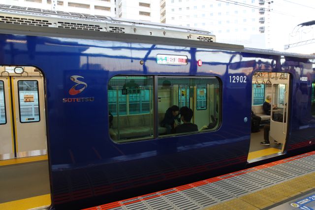 横須賀線ホームに相鉄線の車両も通るようになりました。