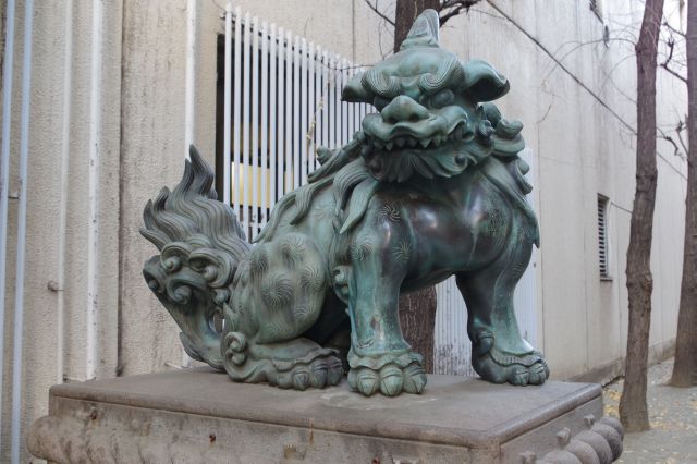新宿区指定有形文化財の唐獅子像、左側。