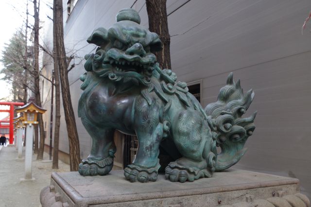 新宿区指定有形文化財の唐獅子像、右側。