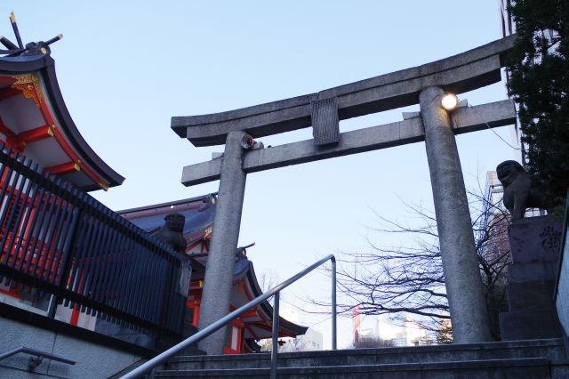 拝殿脇の北側の鳥居の先はゴールデン街。歌舞伎町も近い。