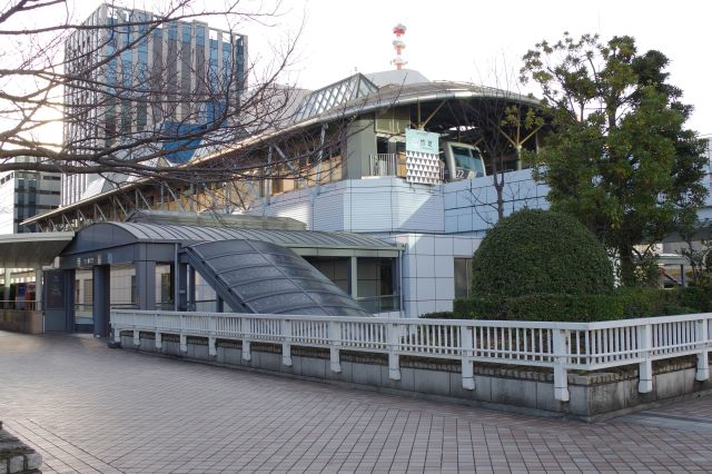 2階の通路はゆりかもめの竹芝駅直結。
