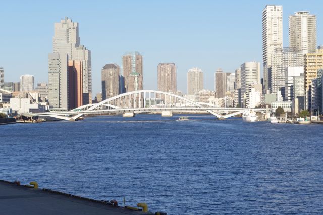新しい築地大橋と勝鬨橋。