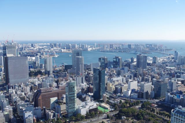 250mのトップデッキへ。全方位快晴の好条件！東京湾方面の開放的な眺望。浜松町、お台場、晴海埠頭など。房総半島も見えます。