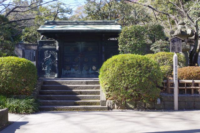 徳川将軍家墓所前、6人の将軍が葬られています。