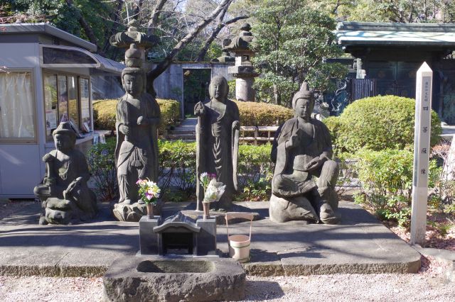 近くに四菩薩像。