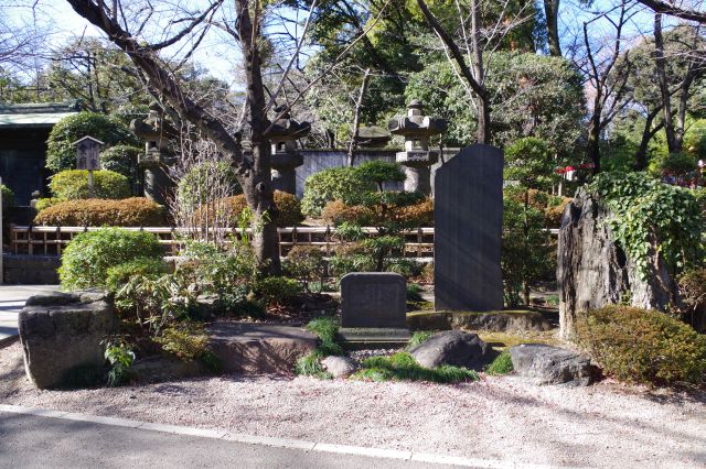 徳川将軍家墓所前の小庭園。