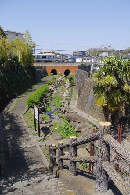 川上の西側に進むと、蛇行した旧鶴見川の遊歩道があります。