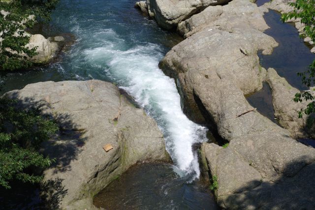 ダイナミックな岩々を水が流れ落ちる。