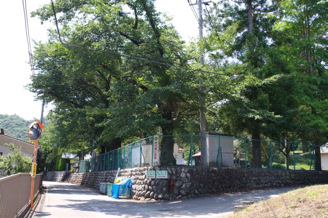右手の石垣の上には稲村神社。良い休憩スポットです。