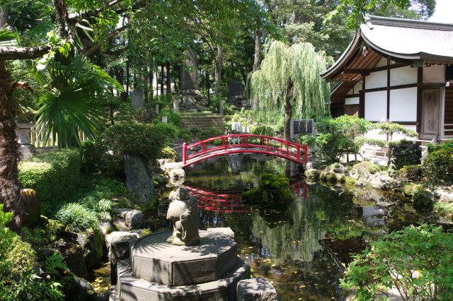 御神池とかつら橋。美しい庭園の池です。