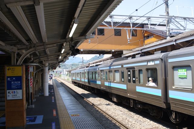JR大月駅構内。富士山方面との分岐点で沢山の人が乗り降りします。