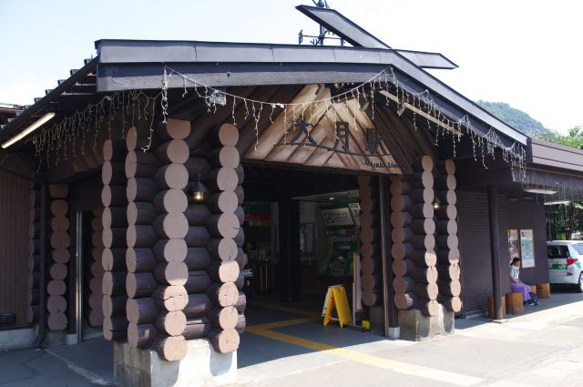 JR大月駅の小屋風の駅舎。