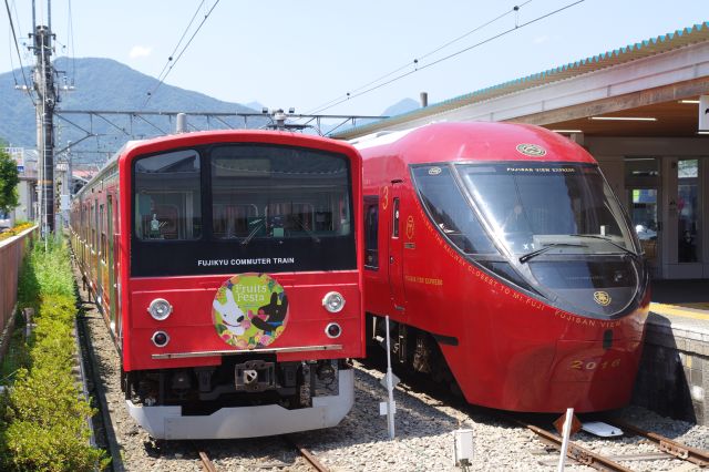富士急線の別の列車が到着。