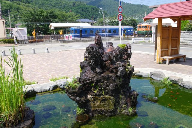駅前の噴水と池。