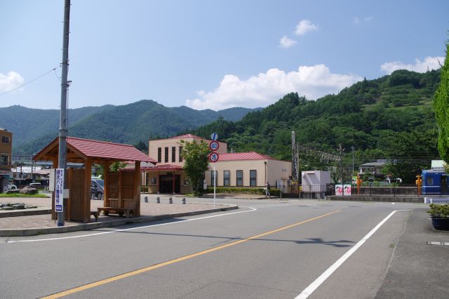 駅背後の山には新倉山浅間神社があります。