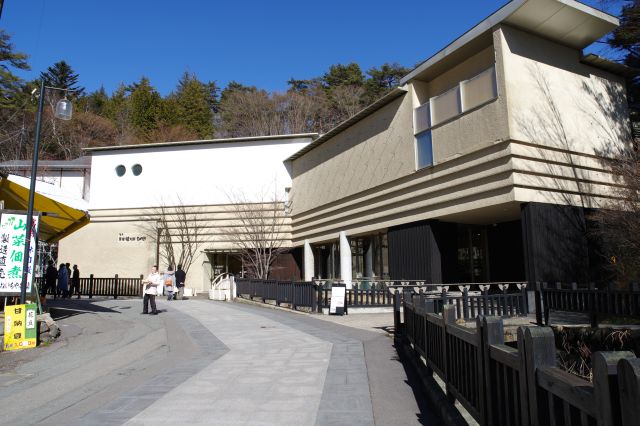 草津片岡鶴太郎美術館があります。